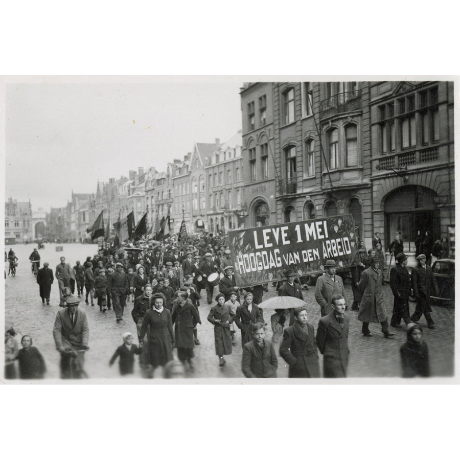 De stoet op 1 mei 1945 in Ieper