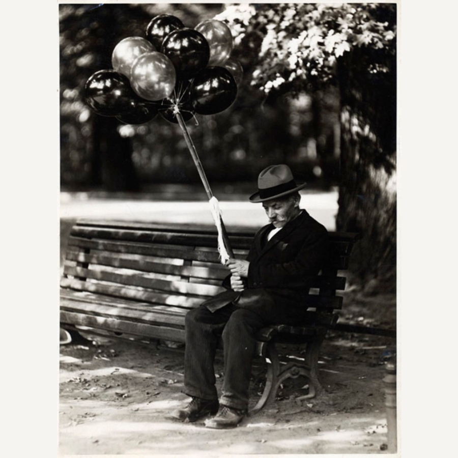 Studio Stone - Man on a Bench in Berlin&#39;s Tiergarten - fo028455